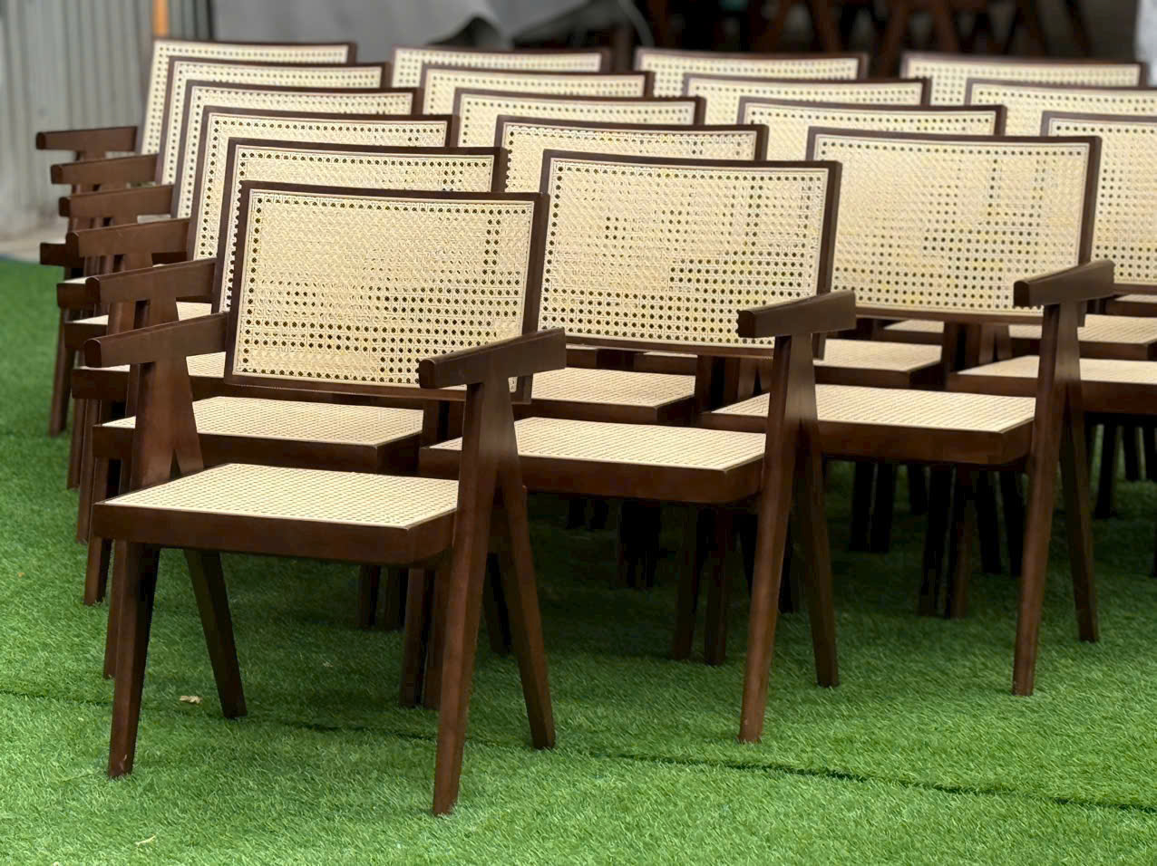 Ghế Cafe Gỗ Đan Mây V Leg Có Tay