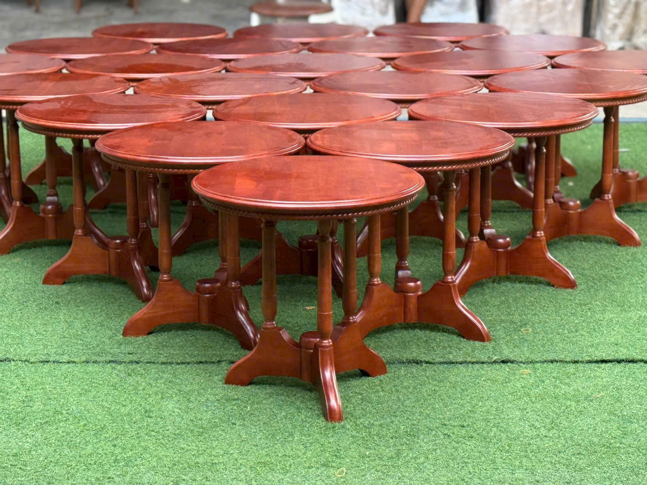 bàn gỗ nhà hàng khách sạn