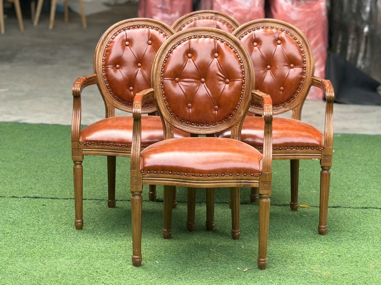 Ghế Nhà Hàng Louis Tựa Dật Nút Có Tay