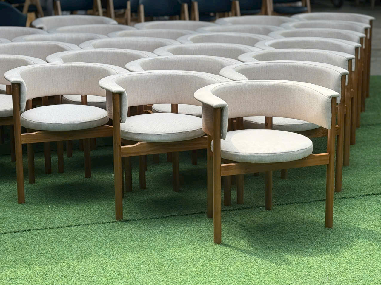 ghế gỗ nệm lưng tựa cafe