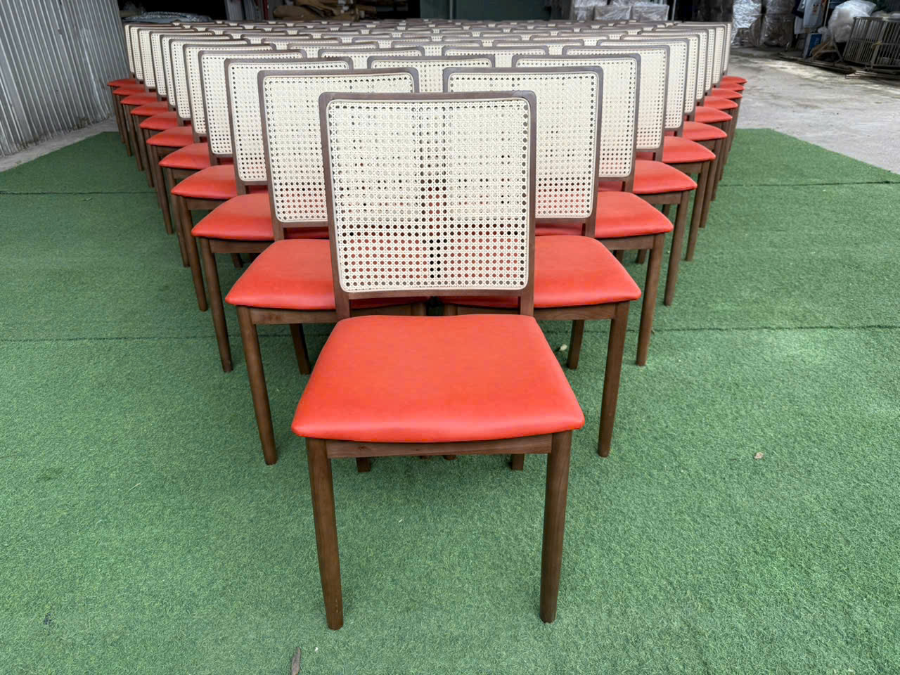 ghế gỗ nhà hàng khách sạn