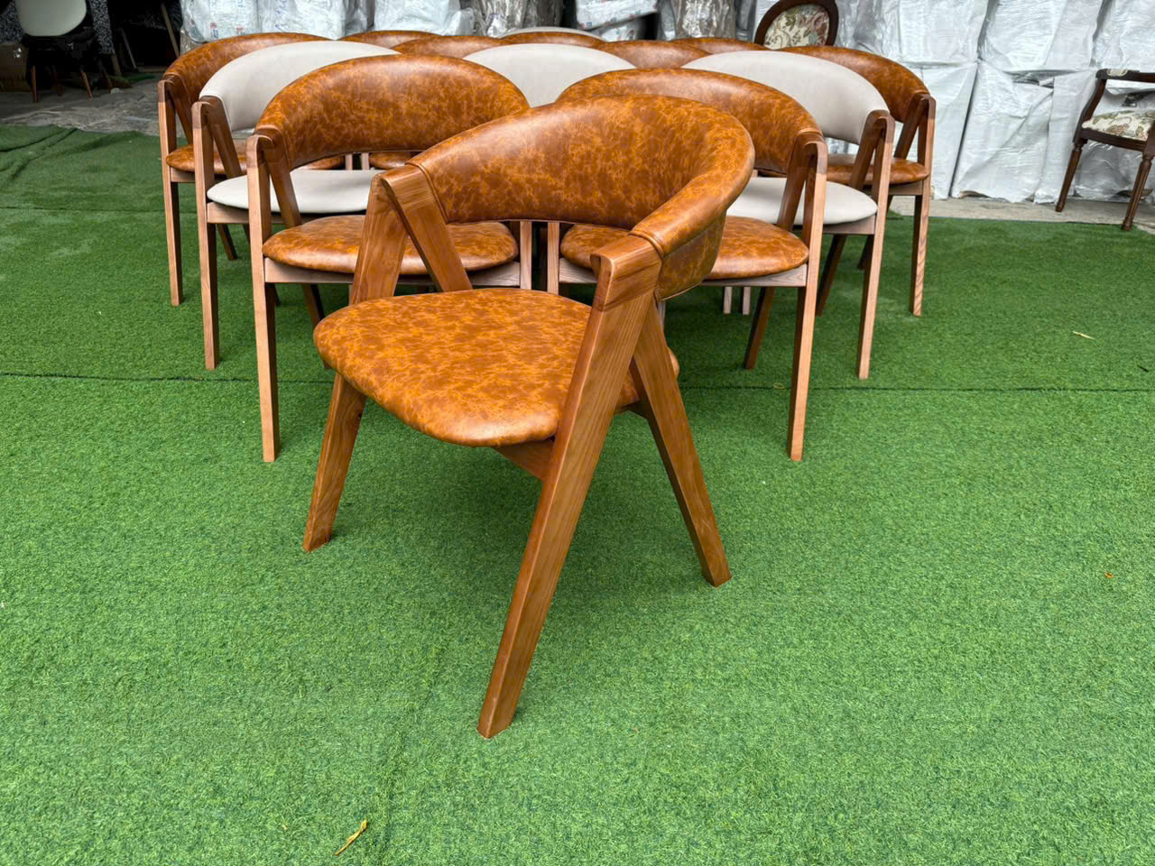 ghế gỗ nhà hàng khách sạn