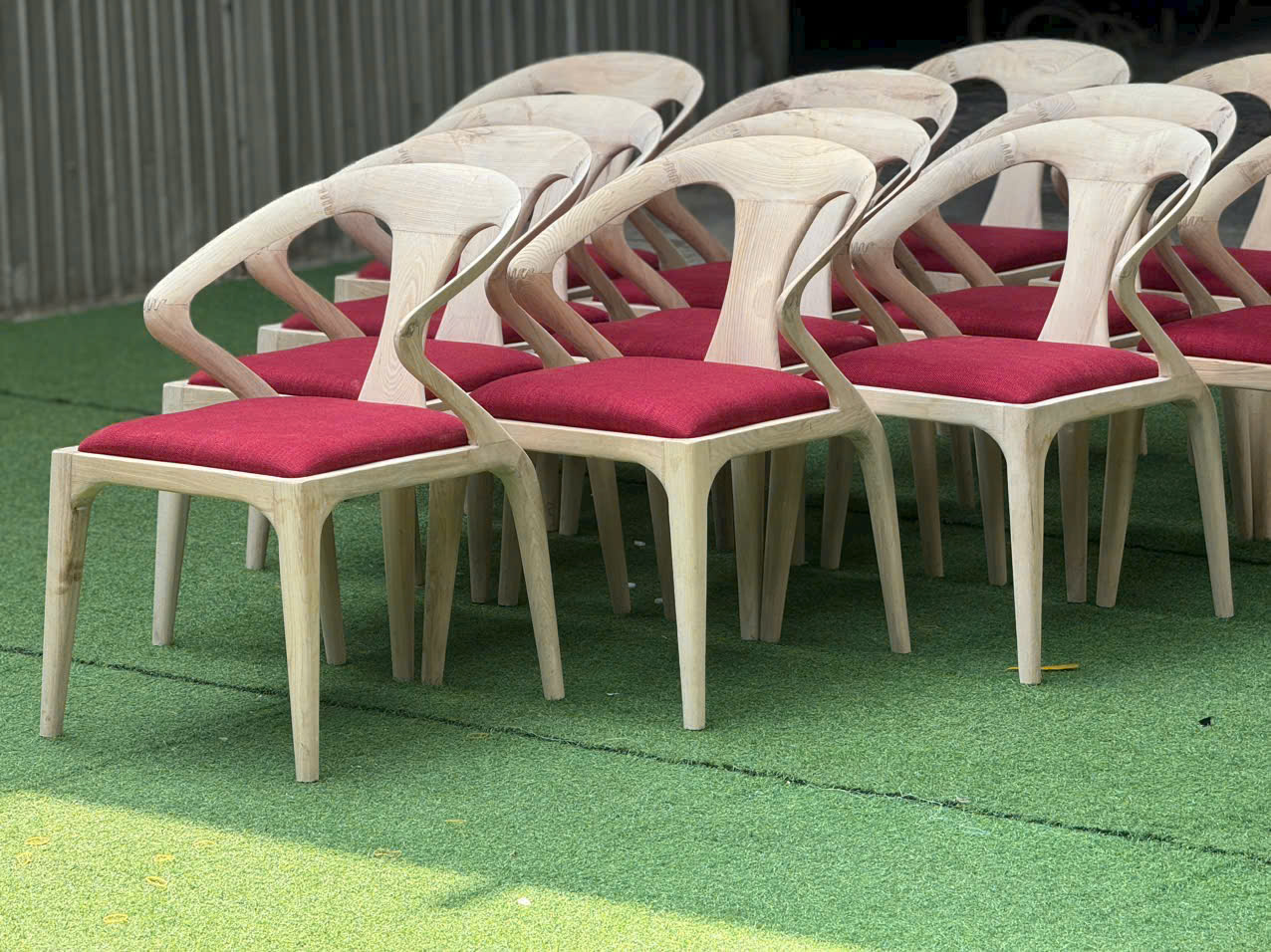 ghế gỗ nhà hàng MAISON