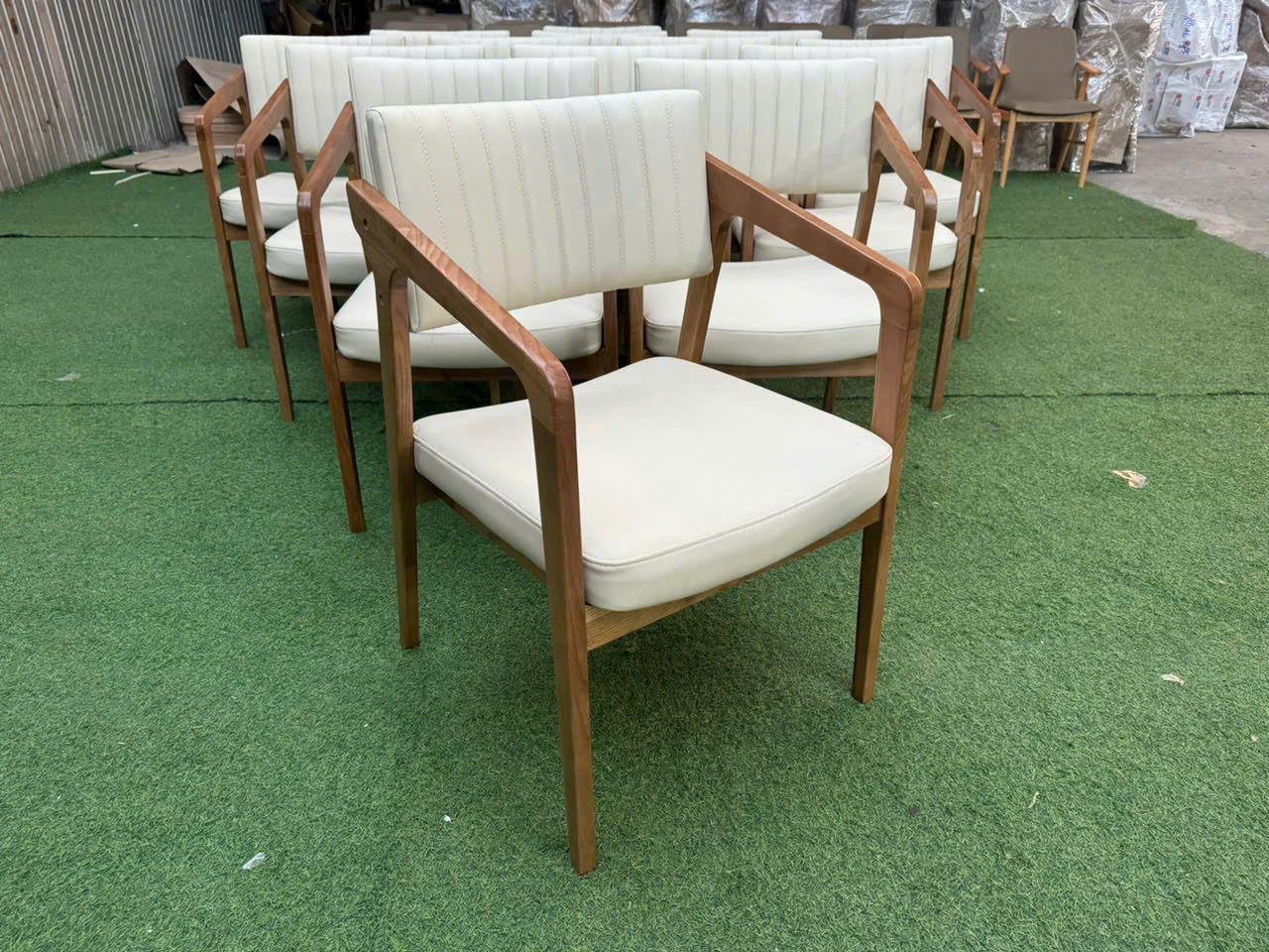 ghế gỗ nhà hàng khách sạn