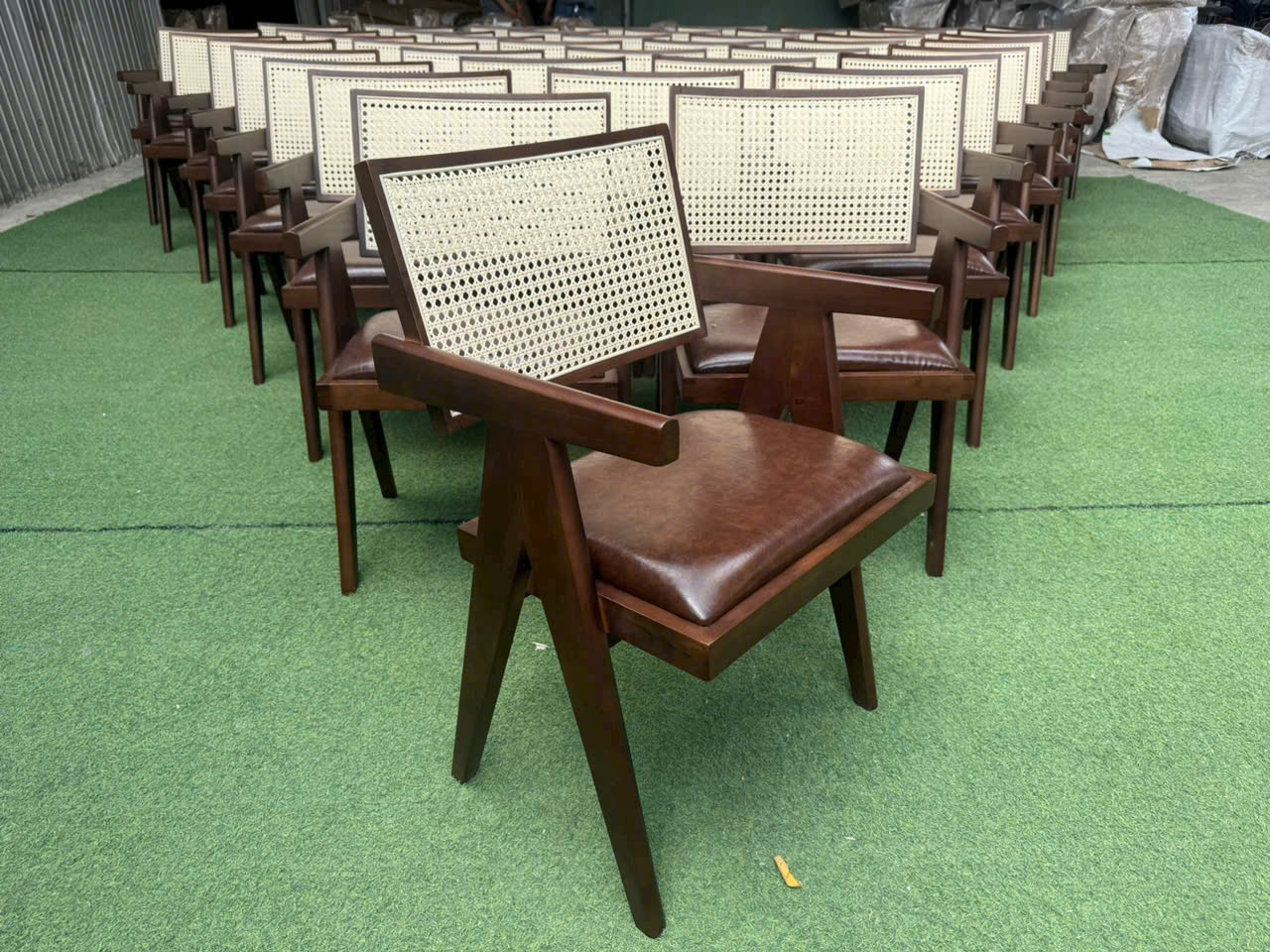 ghế gỗ nhà hàng khách sạn