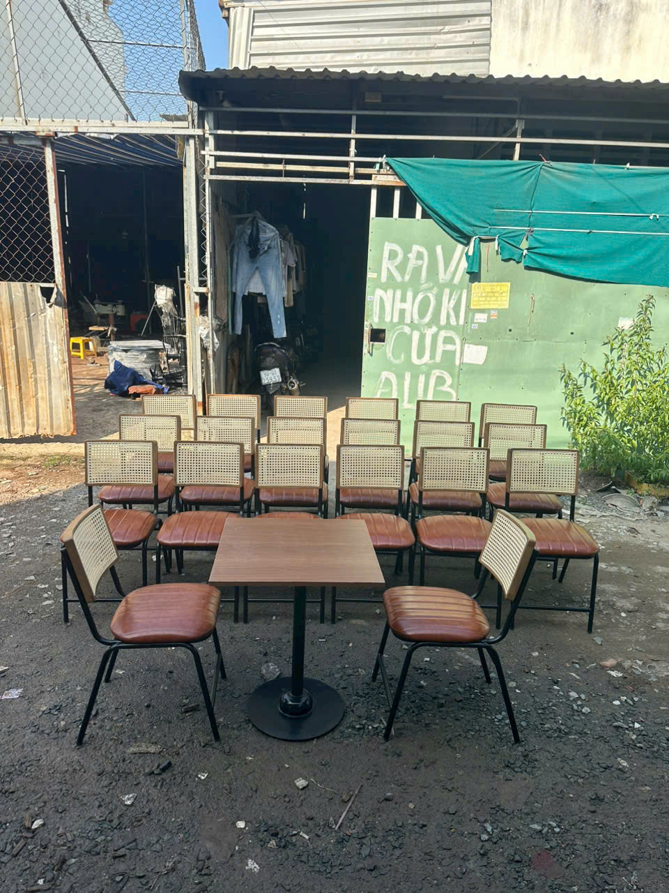 bàn ghế sắt cafe nệm lưng mây