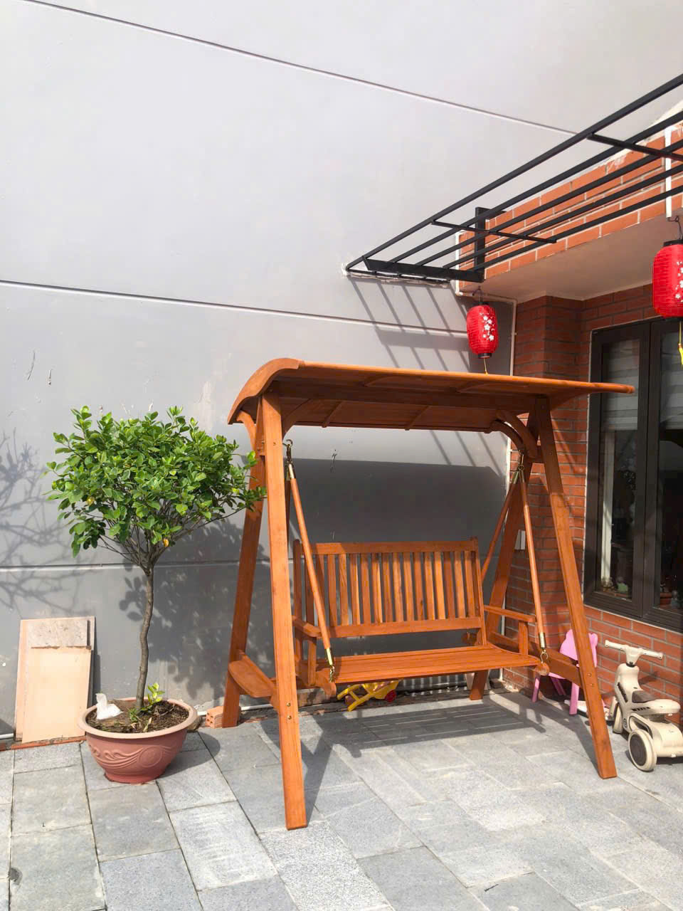 xích đu gỗ sân vườn