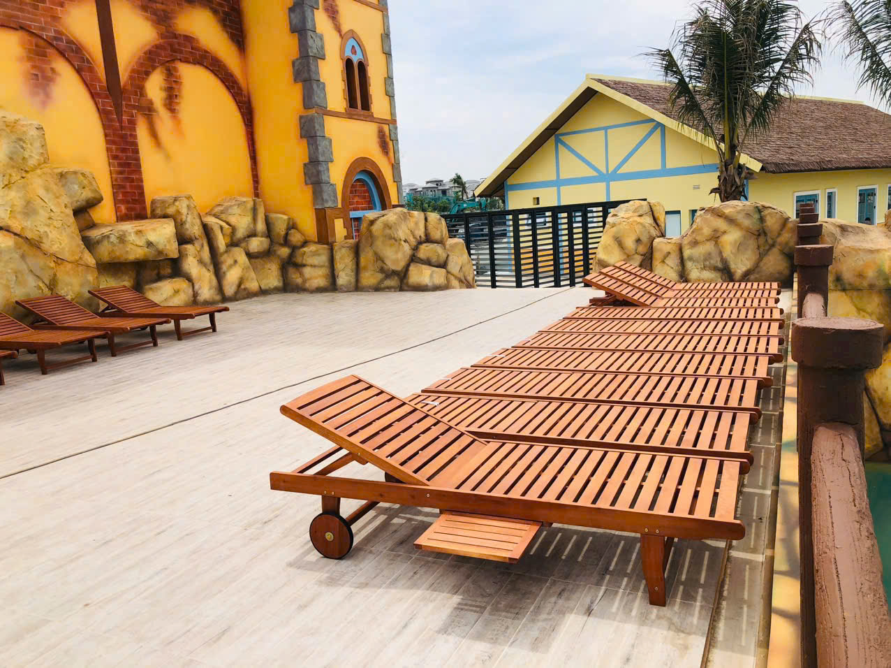 giường thư giãn hồ bơi phạm hùng