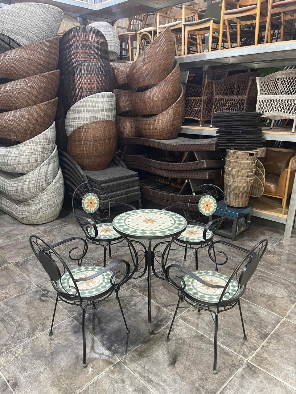 Bàn ghế sắt đá hoa văn sân vườn