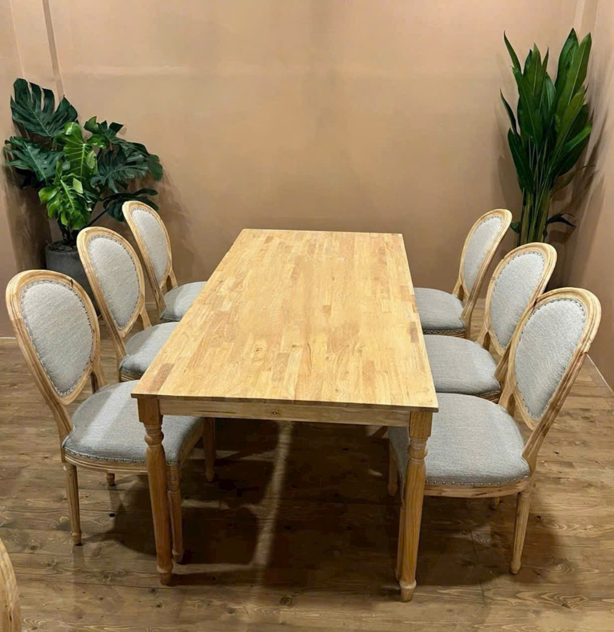 ghế phòng ăn phong cách cổ điển